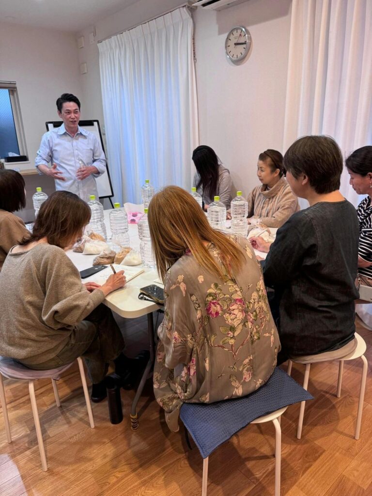伝統発酵アカデミー 代表 金 孝錫 講座をする様子